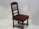 une image représentant une chaise avec une assise marron sur fond blanc