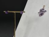 Ensemble composé d'un collier et de boucles d'oreilles en améthorate violet, présenté sur un présentoir plaqué or