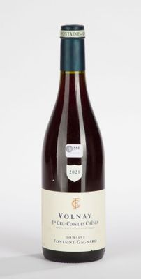une bouteille de vin posée sur une table