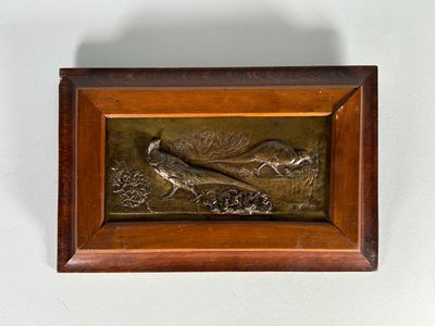 une photo d'un tableau représentant un oiseau, dans un cadre en bois