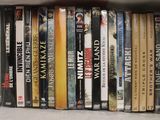 beaucoup de DVD dans une boîte posée sur un lit