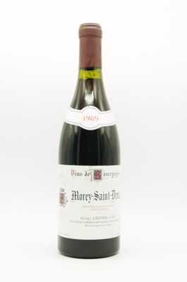une bouteille de vin posée sur une table