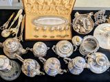 beaucoup d'objets en argent posés sur une table