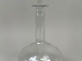 carafe en verre transparent sur fond blanc, avec un fond blanc