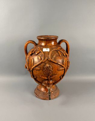 Fontaine en terre vernissée jaune à décor végétal en relief …