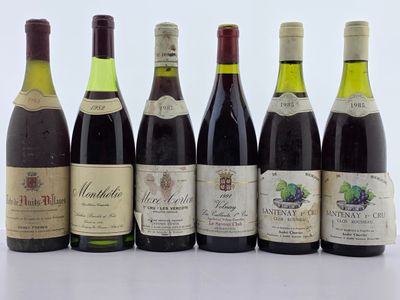 plusieurs bouteilles de vin sont alignées sur une table