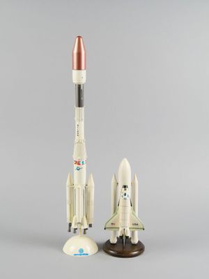 une image représentant une maquette de fusée et une autre maquette de fusée