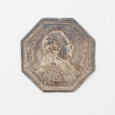 une pièce d'argent sur laquelle figure une femme