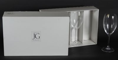 SUITE de quatre verres de dégustation de forme ovoïde.