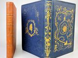 deux livres posés l'un à côté de l'autre sur une surface blanche