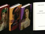 Plusieurs livres sont alignés sur une surface noire