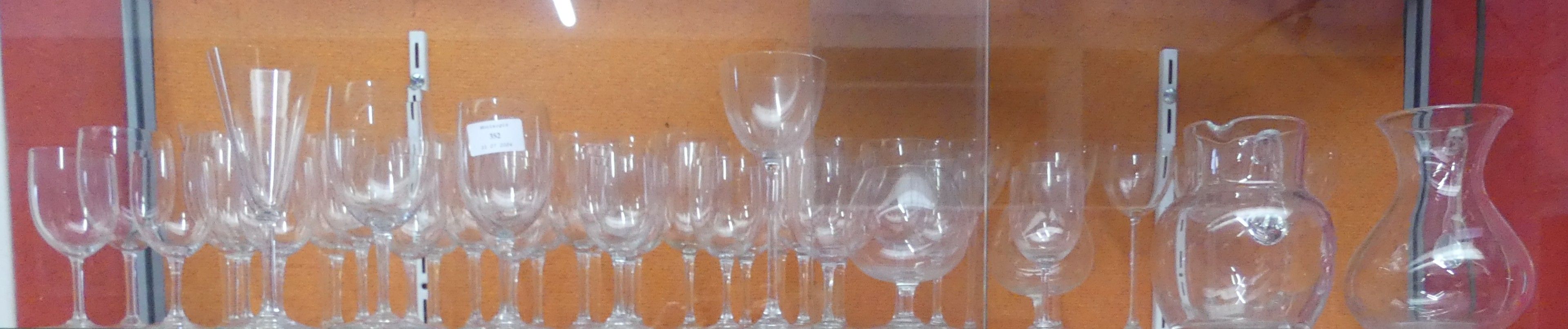 BACCARAT Un service de verres à pied comprenant 47 pièces 09 verres à eau 09 verres à vin rouge 11 verres à vin blanc...