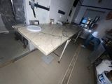 un homme debout dans une pièce équipée d'un lavabo