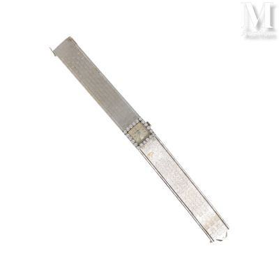 une image représentant un couteau muni d'un manche sur fond blanc