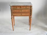 une photo d'une commode au plateau en marbre posée sur un socle en bois