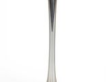 grand vase en verre avec un socle argenté sur fond blanc