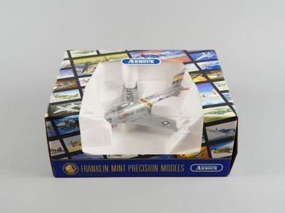une boîte contenant une maquette de petit avion