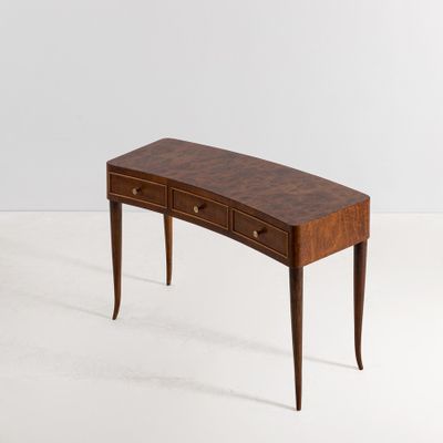 une console en bois avec deux tiroirs et un tiroir en dessous