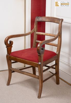 une chaise en bois avec une assise rouge dans une pièce