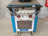 une machine posée sur une table