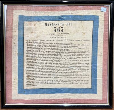 un document encadré contenant le texte de la première amendement de la Constitution des États-Unis