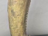 une paire de bottes posée sur une table