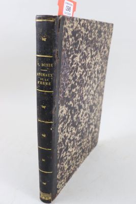 un vieux livre dont un marque-page dépasse de la couverture