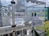une grosse machine garée sur le bord de la route