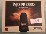 une boîte de mini-machines à café Nespresso Espresso posée sur un comptoir