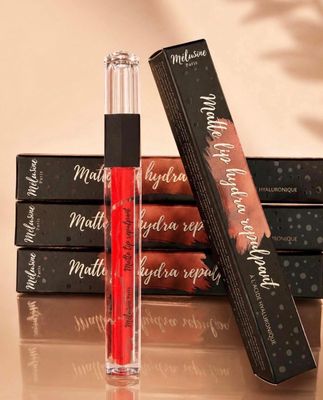 trois boîtes de gloss alignées les unes à côté des autres sur une table