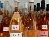 plusieurs bouteilles de vin sont alignées sur un comptoir