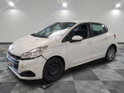 la photo d'une voiture blanche garée dans un garage