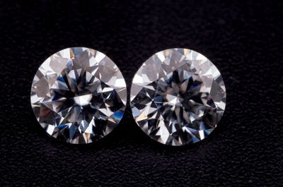 une paire de diamants ronds taille brillant sur fond noir