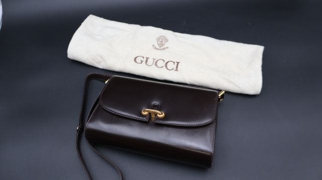 GUCCI – Petit sac en cuir marron, fermoir en métal doré. Très bon...