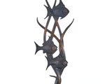une photo représentant une sculpture représentant un poisson et une antilope posée sur un socle