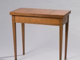 une petite table en bois sur laquelle est posé un échiquier