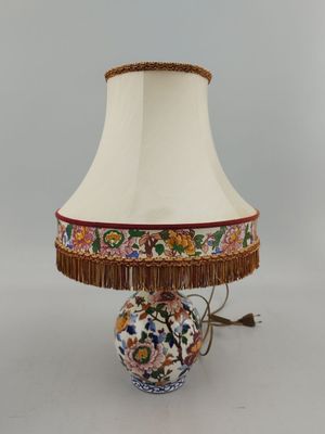 une image d'une lampe de table avec un abat-jour blanc