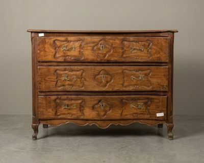 Commode d'époque Louis XV en noyer mouluré - Photo 1