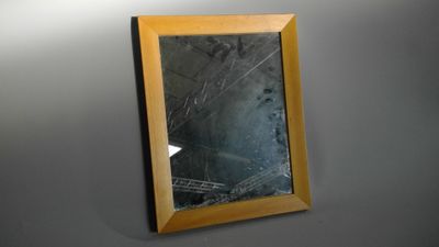 un miroir accroché au mur à côté d'un lavabo