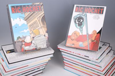 plusieurs livres empilés les uns sur les autres, les uns sur les autres