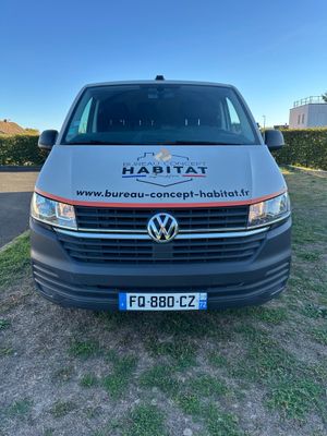 une camionnette grise garée sur la pelouse devant un immeuble