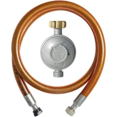un gros plan d'un tuyau raccordé à une bonbonne de propane