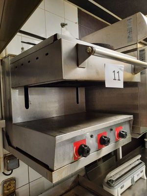 une image d'une cuisine commerciale avec des appareils en acier inoxydable