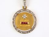 un pendentif en or et diamants orné d'une croix