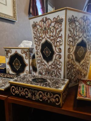 des accessoires de salle de bains posés sur une table dans une pièce équipée d'un miroir