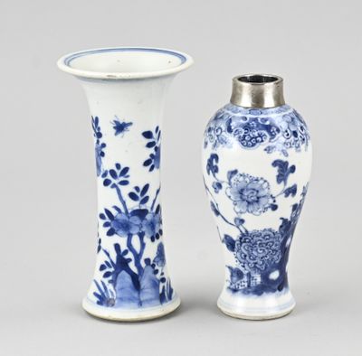 paire de vases bleus et blancs ornés de fleurs et d'oiseaux