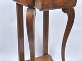 une petite table avec un plateau en marbre sur fond blanc