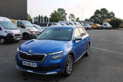une voiture bleue garée dans un parking