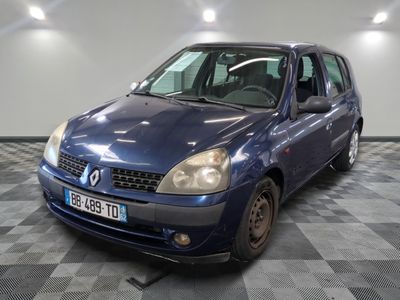 la photo d'une voiture bleue garée dans un garage