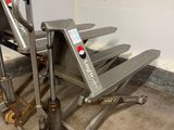 a picture of a machine that is sitting in a room